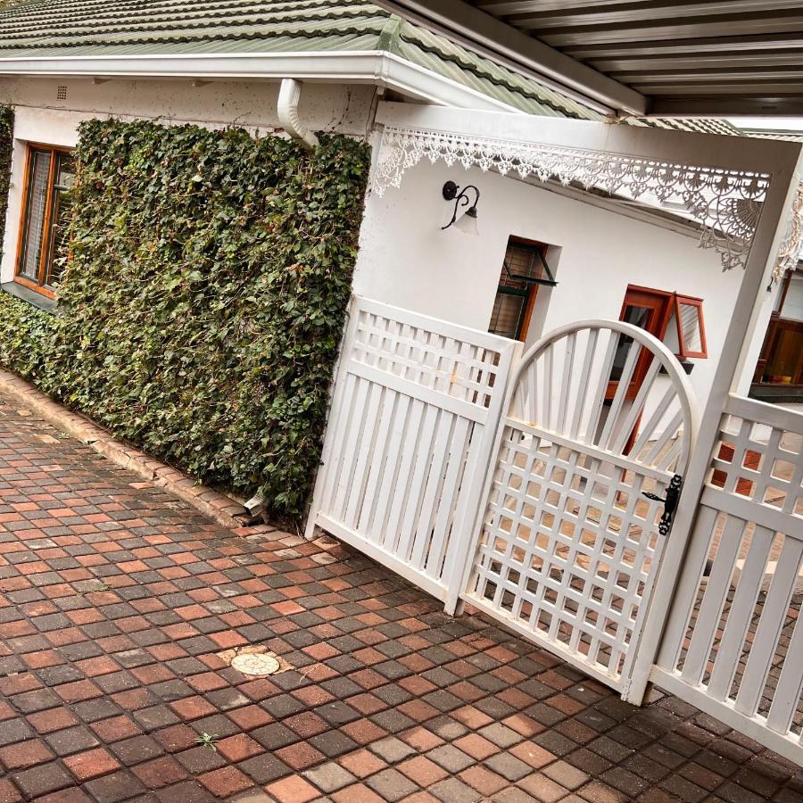 Апартаменты Peaceful@Swansea In Rosebank-Parkwood Йоханнесбург Экстерьер фото